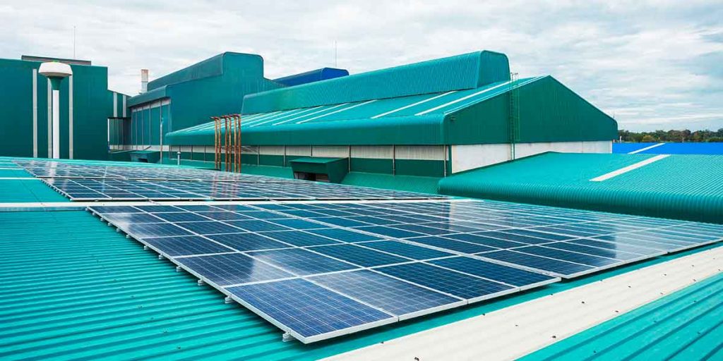 paneles solares en nave industrial