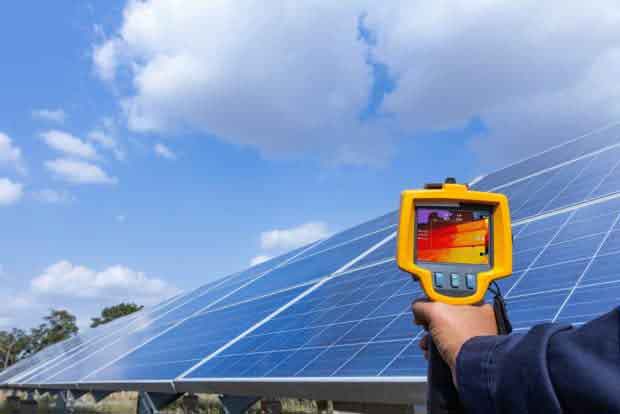 cámara térmica apuntando panel solar